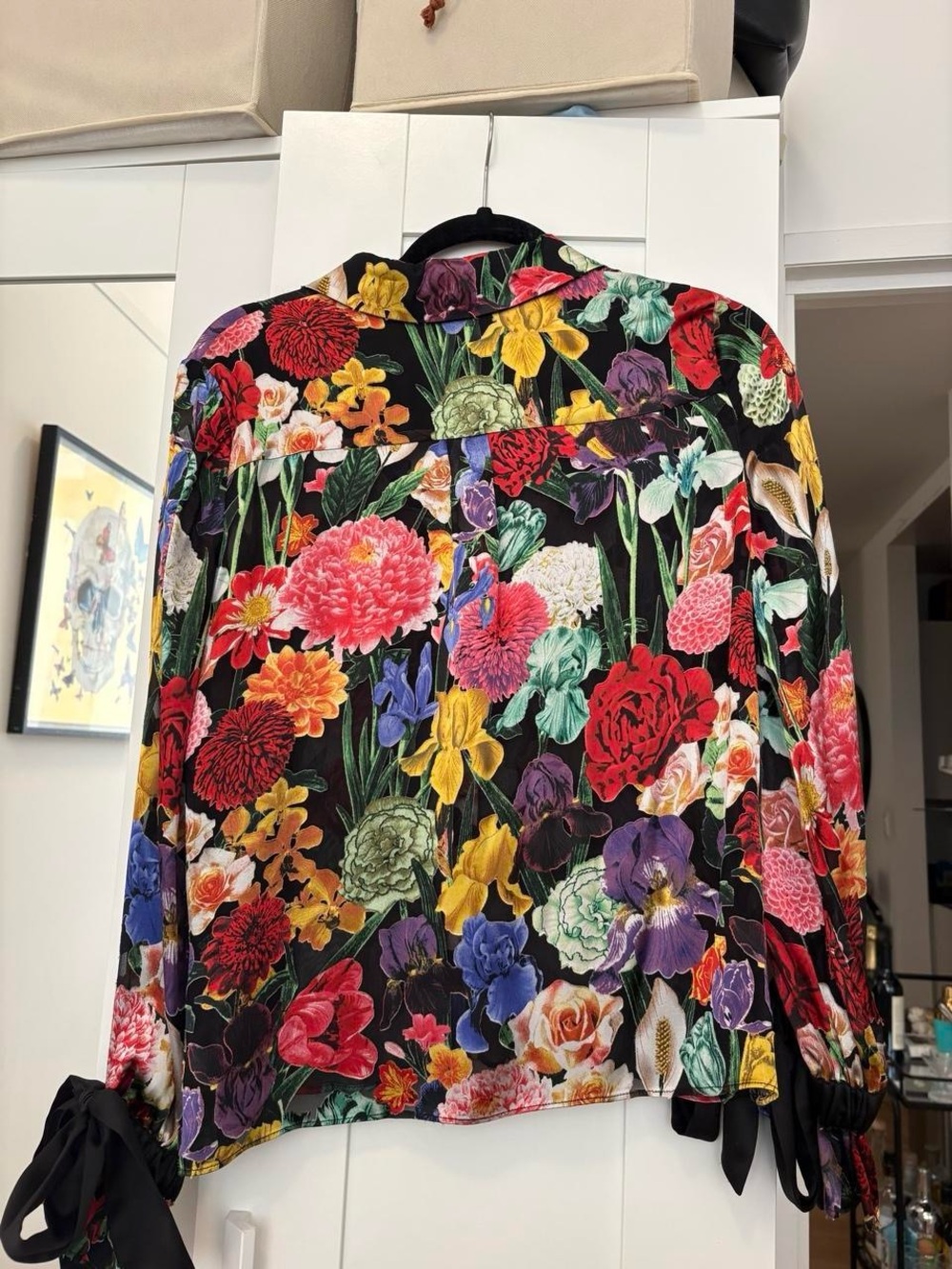 Alice + Olivia Black Floral Satin Button-Front Blouse - Picture 4 of 7
